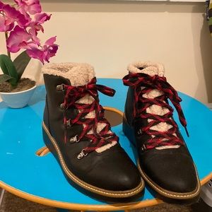 Dr. Scholl’s faux-fur lined booties!